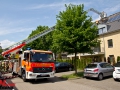 Norderstedt 28.05.2016 Dachstuhlbrand, Falkenbergstraße ca. 13:00 Uhr, Feuer im Dachstuhl eines MFH, Angriff über zwei Drehleitern. ca. 50 Kräfte im Einsatz