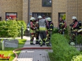 Norderstedt 28.05.2016 Dachstuhlbrand, Falkenbergstraße ca. 13:00 Uhr, Feuer im Dachstuhl eines MFH, Angriff über zwei Drehleitern. ca. 50 Kräfte im Einsatz