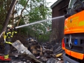 Hölzrner Anbau von Lagerhalle brennt nieder Foto: Dominick Waldeck