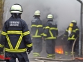 Carportbrand in Hamburg Bergstedt. 2 PKW ausgebrannt. Schaumeinsatz der Feuerwehr Foto: Dominick Waldeck