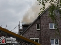Ein Feuer zwerstörte am Mittwochmittag den Dachstuhl eines Mehrfamilienhauses in Hamburg-Wellingsbüttel.  Die Feuerwehr war mit einem Großaufgebot von ca. 70 Einsatzkräften zur Stelle um den Brand unter Kontrolle zu bekommen. Bei den Löscharbeiten bekam ein Feuerwehrmann Kreislaufproblem und musste rettungsdienstlich versorgt werden. Er musste glücklicherweise nicht in ein Krankenhaus. Das Feuer wurde mit je zwei C-Rohren im Innen- und Außenangriff über Drehleiter bekämpft. Auslöser für das Feuer waren möglicherweise Schweißarbeiten an einem Balkon die heute durchgeführt wurden. Dies ist nun Ermittlung der Polizei. Foto: Dominick Waldeck