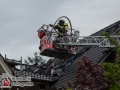 Ein Feuer zwerstörte am Mittwochmittag den Dachstuhl eines Mehrfamilienhauses in Hamburg-Wellingsbüttel.  Die Feuerwehr war mit einem Großaufgebot von ca. 70 Einsatzkräften zur Stelle um den Brand unter Kontrolle zu bekommen. Bei den Löscharbeiten bekam ein Feuerwehrmann Kreislaufproblem und musste rettungsdienstlich versorgt werden. Er musste glücklicherweise nicht in ein Krankenhaus. Das Feuer wurde mit je zwei C-Rohren im Innen- und Außenangriff über Drehleiter bekämpft. Auslöser für das Feuer waren möglicherweise Schweißarbeiten an einem Balkon die heute durchgeführt wurden. Dies ist nun Ermittlung der Polizei. Foto: Dominick Waldeck