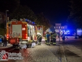 Auf dem bekannten Bio-Gut in Wulksfelde (SH) löste gegen 21:30 Uhr die automatische brandmeldeanlage aus. Die Feuerwehren aus Tangstedt und Wulksfelde rückten an und konnten eine starke Rauchentwicklung im Bereich der Bäckerei feststellen. Vier Mitarbeiter hatten sich vor Eintreffen schon selbst retten können. Sie klagten über Reizungen der Atemwege und mussten mit dem Verdacht auf eine Rauchgasvergiftung in ein Krankenhaus. Die Feuerwehr Wilstedt und Hamburg-Duvenstedt wurden nachgefordert, da sich das Feuer schwer lokalisieren ließ. Mittels Wärmebildkamera konnte dann das Brandnest in der Zwischendecke über einem Ofen festgestellt werden. Mit einem kombinierten Innen- und Außenangriff über vier Rohre konnte das Feuer letztendlich bekämpft und weiterer Schaden vermieden werden. Insgesamt waren ca.. 70 Einsatzkräfte im Einsatz. Foto: Dominick Waldeck