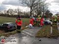 Die Fahrerin eines schwarzen SUVs übersah beim Einbiegen auf die B432 bei Itzstedt einen in Richtung Hamburg fahrenden Golf. Es kam zur Kollision und die Beifahrin wurde in dem Golf eingeklemmt. Feuerwehrkräfte befreiten die Frau mit schwerem technischen Gerät aus ihrer Zwangslage. Sie kam schwer verletzt in ein Krankenhaus. Ihr Mann kam leicht verletzt ins Krankenhaus. Die Fahrerin des SUVs wurde ebenfalls schwer verletzt und musste in ein Krankenhaus befördert werden. Foto: Dominick Waldeck