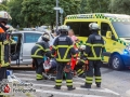 Bei einem schweren Verkehrsunfall mit einem Rettungswagen der Feuerwehr Hamburg wurden heute 5 Menschen verletzt. Der Rettungswagen war gerade mit einer Schwangeren, sowie ihren Eltern, auf dem Weg in das Krankenhaus Barmbek, als es  zur Kollision kam. Auf der Kreuzung Saarlandstraße/Jahnring krachte ein Golf in den Rettungswagen, sodass dieser umstürzte. Die Fahrerin des Golfs musste schonende aus ihrem PKW befreit werden. Ebenso wurde die Schwangere durch die angerückten Retter versorgt und in ein Krankenhaus transportiert. Die Schuldfrage wird derzeit noch von der Polizei geklärt. Foto: Dominick Waldeck