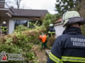 Sturm über Hamburg. In Sasel kippte ein Baum auf ein Einfamilienhaus. Die Feuerwehr musste das Haus von der Baumlast mittels Kettensägen befreien. Foto: Dominick Waldeck