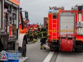 Am Freitagnachmittag kam es auf der Autobahn A1 in Höhe Moorfleet zu einem schweren Verkehrsunfall zwischen einem Skoda Fabia und einem LKW. Der Skoda fuhr aus bislang unbekannter ursache auf den LKW auf und steckte unter dem Auflieger fest. Feuerwehrleute mussten den eingeklemmten Fahrer aus seiner Zwangslage befreien. Er wurde durch einen Notarzt und den Notfallsanitätern der Feuerwehr Hamburg medizinisch erstversorgt und kam anschließend in ein Krankenhaus. Hinter dem unfall bildete sich ein kilometerlanger Stau, der glücklicherweise über die Fahrbahnen des Kreuz Ost halbwegs abgeleitet werden konnte. Die Polizei musste Autofahrer auffordern nicht zu Gaffen und weiter zu Fahren. Foto: Dominick Waldeck