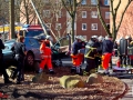 PKW gegen Laterne in Berne - 1 Person schwer verletzt und eingeklemmt