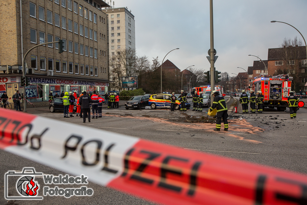 Hamburg-Barmbek 21.12.2016 - 09:45 Uhr - Schwerer Unfall mit 5 Verletzten