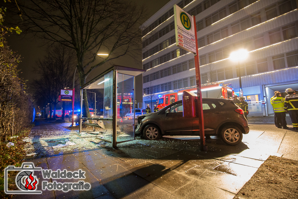 Hamburg 22.12.2016 17:30 Uhr - Ausschläger Weg. Pkw rast in Bushaltestelle