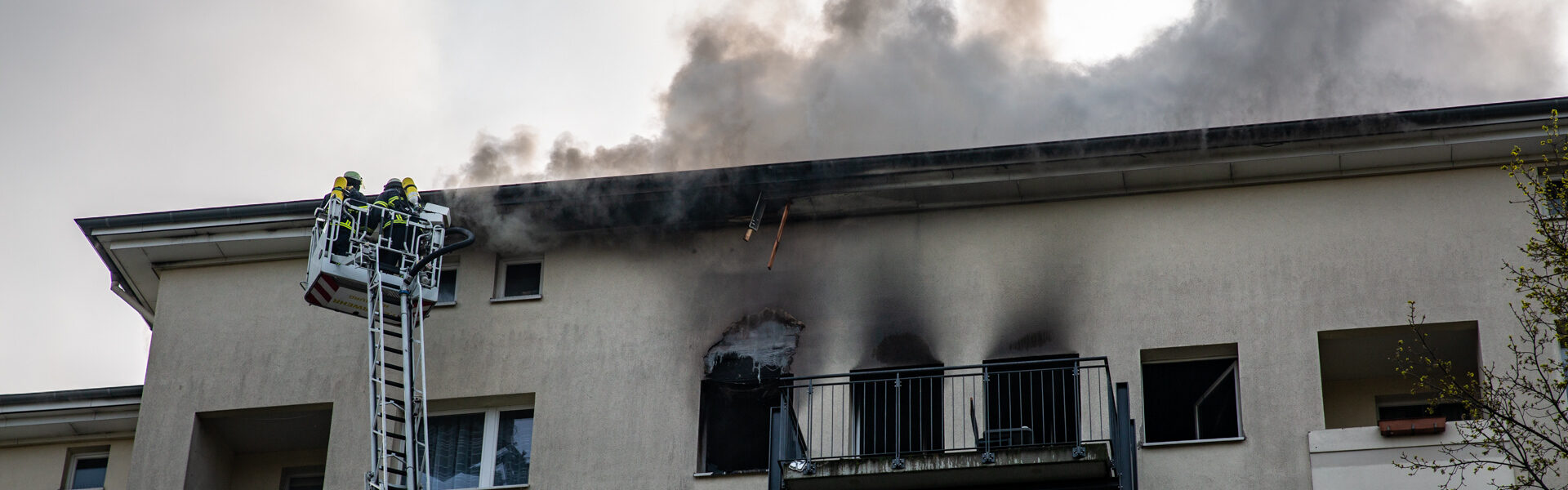 02.05.2021 – Wohnungsbrand greift auf Dachstuhl über