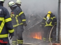 Carportbrand in Hamburg Bergstedt. 2 PKW ausgebrannt. Schaumeinsatz der Feuerwehr Foto: Dominick Waldeck